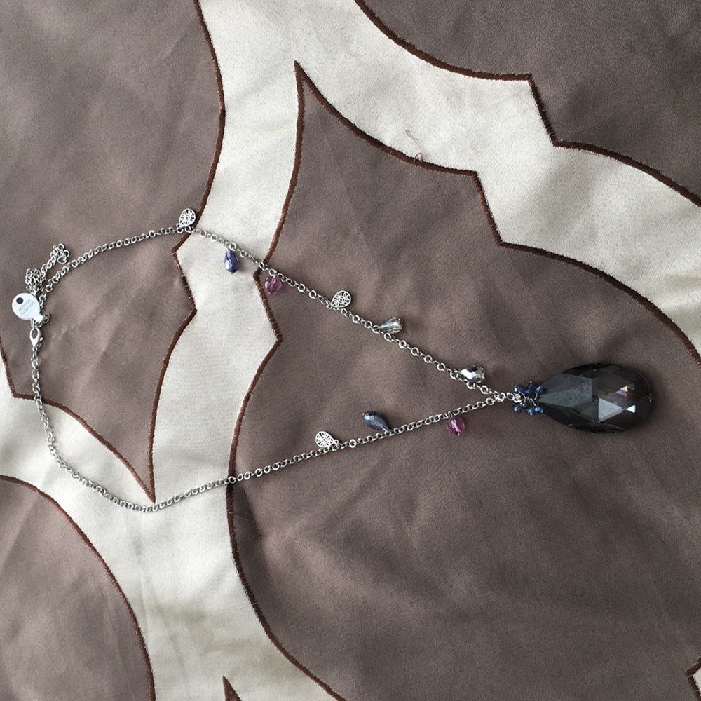 Long necklace with grey stone